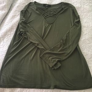 Long sleeve with neckline detail